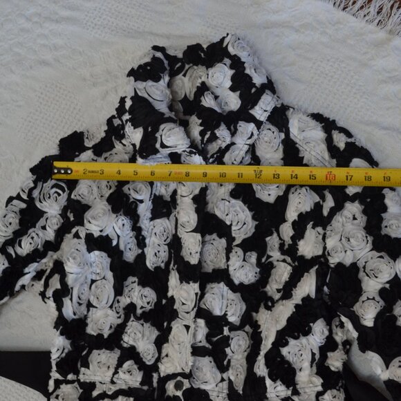 Samuel Dong 3D Floral Black and White Coat Large - Picture 15 of 16